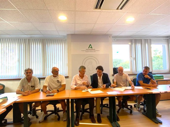 El delegado de Empleo, Daniel Sánchez, en la firma del acuerdo del transporte urbano de Cádiz y San Fernando.