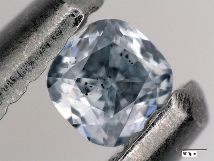 Archivo - Este primer plano de un diamante súper profundo resalta sus inclusiones, que se ven como puntos negros. Inclusiones como estas proporcionan evidencia geoquímica de que una placa oceánica que se hunde puede transportar agua y otros fluidos en el 