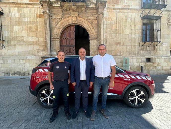 De izquierda a derecha, el jefe del servicio, Julián Alcalá; el presidente de la Diputación de León, Gerardo Álvarez Courel  y el diputado del área y vicepresidente, Luis Alberto Arias.