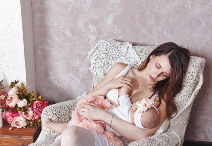 Archivo - Mother feeds her little daughter feeding.