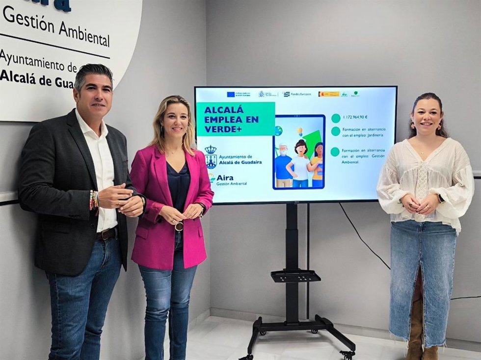 La delegada de Empleo de Alcalá de Guadaíra, Paula Fuster, y otros representantes del Ayuntamiento presentan el programa informativo 'Alcalá Emplea en Verde'.