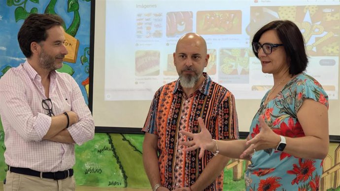 La delegada territorial de Desarrollo Educativo y Formación Profesional, María José Martín Gómez, visita el CEIP La Inmaculada del Triunfo.