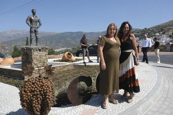 La consejera de Fomento, Articulación del Territorio y Vivienda, Rocío Díaz, ha realizado una visita institucional a Cómpeta (Málaga).