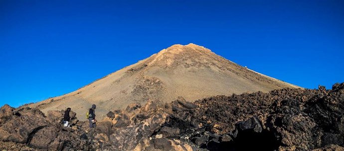 Archivo - El Cabildo reabre el sendero nº 10 Telesforo Bravo del Teide tras finalizar los trabajos de retirada del hielo