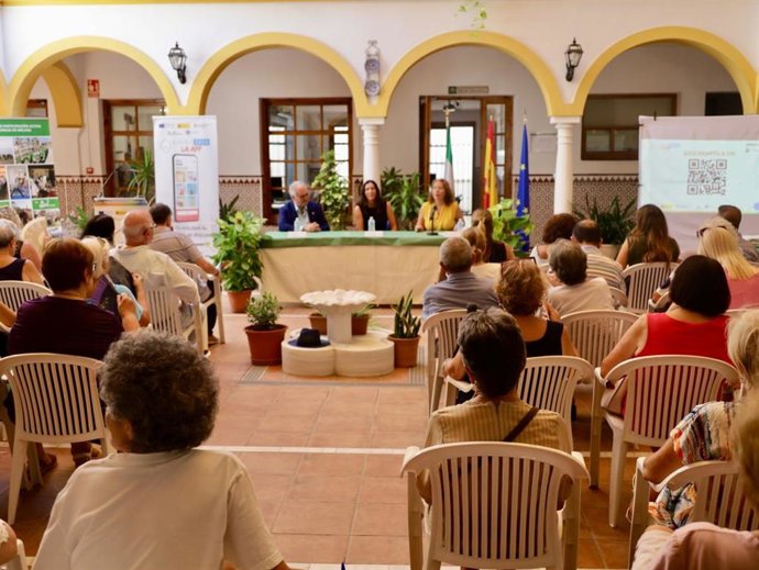 La consejera Loles López presenta en Málaga Vivir en Casa, una herramienta digital que fomenta el autocuidado desde el hogar.