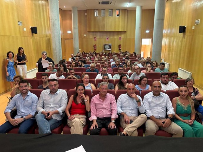 La delegada de la Junta en Almería, Aránzazu Martín, junto a responsables municipales y agricultores beneficiarios durante el acto de entrega de resoluciones de ayudas en la comarca de Los Vélez.