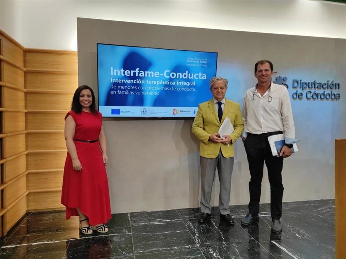 El presidente de la Diputación de Córdoba, Salvador Fuentes (centro), en la presentación del proyecto de intervención terapéutica integral con menores con problemas de conducta de familias vulnerables.
