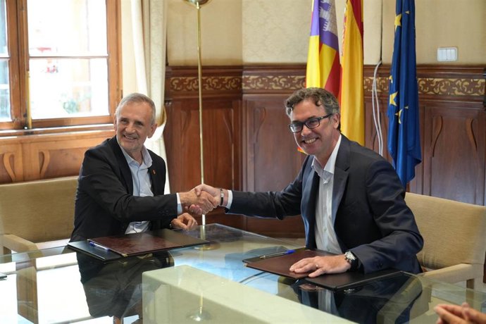 El conseller de Economía, Hacienda e Innovación, Antoni Costa, y el rector de la UIB, Jaume Carot.