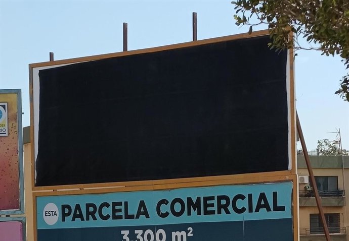 Una de las vallas publicitarias de Vox tapada con una lona negra en El Ejido (Almería).