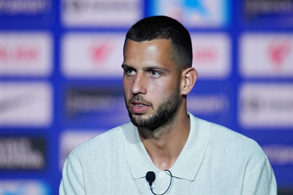El central eslovaco David Hancko en su presentación oficial como jugador del Atlético de Madrid en el auditorio del Riyadh Air Metropolitano.