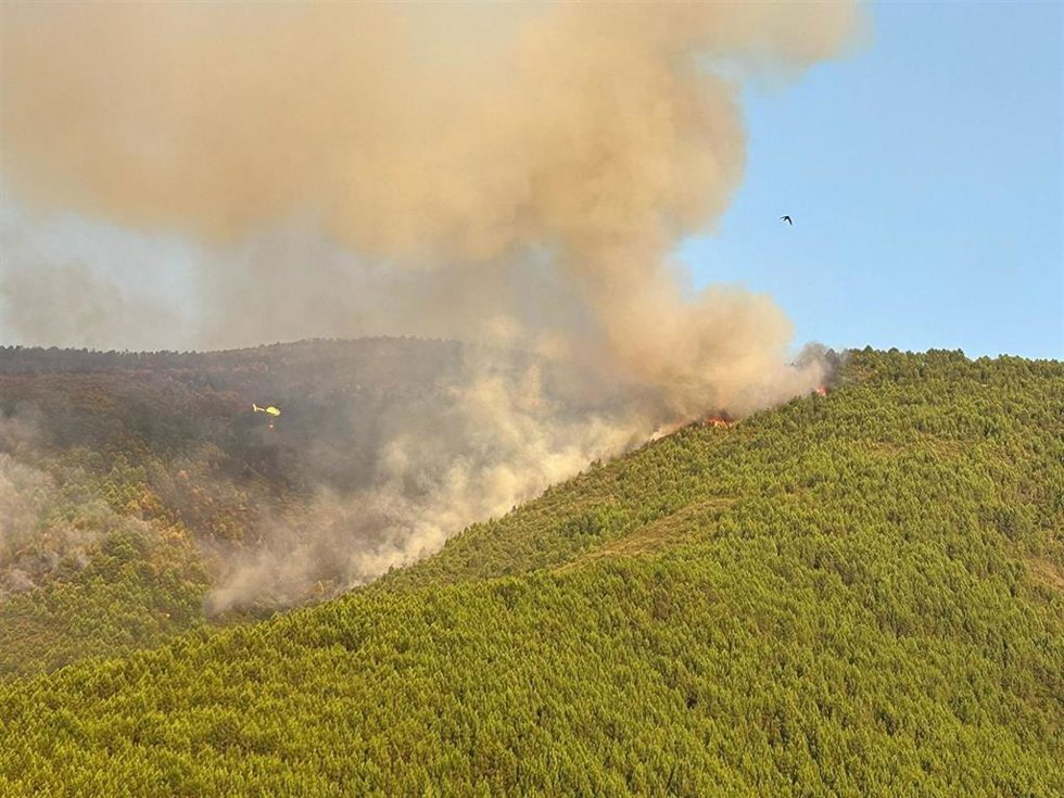 Un helicóptero trabaja en las tareas de extinción del incendio en Las Hurdes