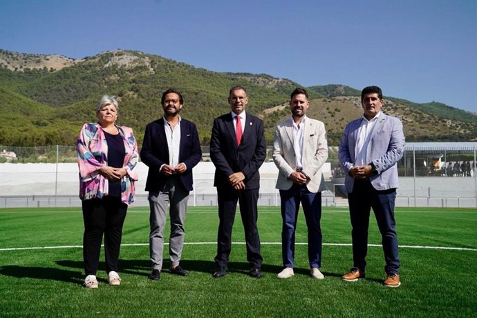 La Junta invierte 200.000 euros en la remodelación del campo de fútbol de la localidad granadina de Alomartes.