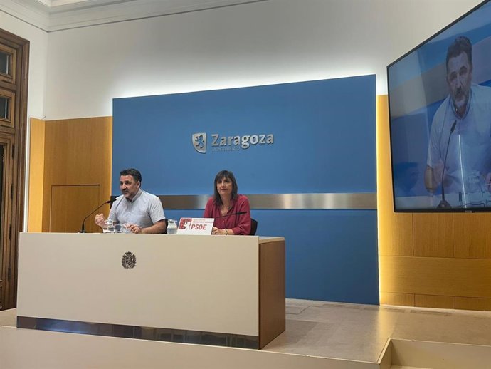 Rueda de prensa de los concejales de PSOE Lola Ranera y Paco Galán, en la sala de prensa del Ayuntamiento de Zaragoza.