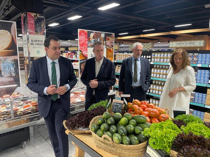 Acto institucional en el que el Principado y El Corte Inglés han firmado un acuerdo de promoción de la marca 'Alimentos del Paraíso'.