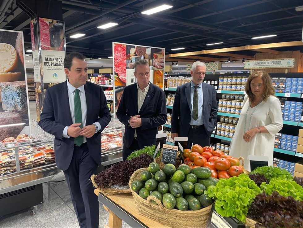 Acto institucional en el que el Principado y El Corte Inglés han firmado un acuerdo de promoción de la marca 'Alimentos del Paraíso'.