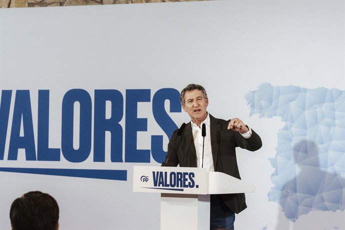Archivo - El presidente del Partido Popular, Alberto Núñez Feijóo, participan en un acto con la militancia del PP, en el Restaurante Juan XXIII, a 10 de junio de 2025, en Alicante, Comunidad Valenciana (España). 