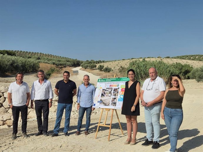 El delegado territorial de Sostenibilidad y Medio Ambiente de la Junta en Córdoba, Rafael Martínez (centro), en la inauguración de la infraestructura.