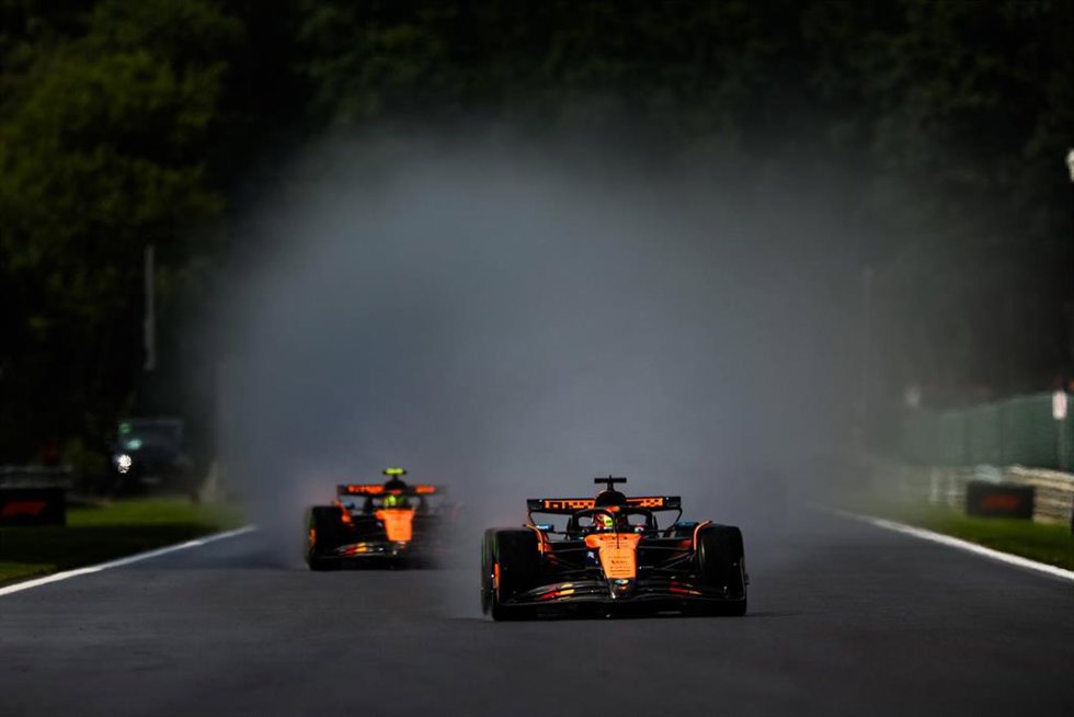 Oscar Piastri y Lando Norris, ambos de McLaren, en el GP de Bélgica 2025 de Fórmula 1