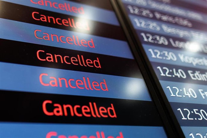 Archivo - 14 March 2024, Berlin: A display board in the hall for departures in Terminal 1 at Berlin Brandenburg Airport shows a number of flights as "Cancelled". According to industry estimates, tens of thousands of passengers will once again be unable to