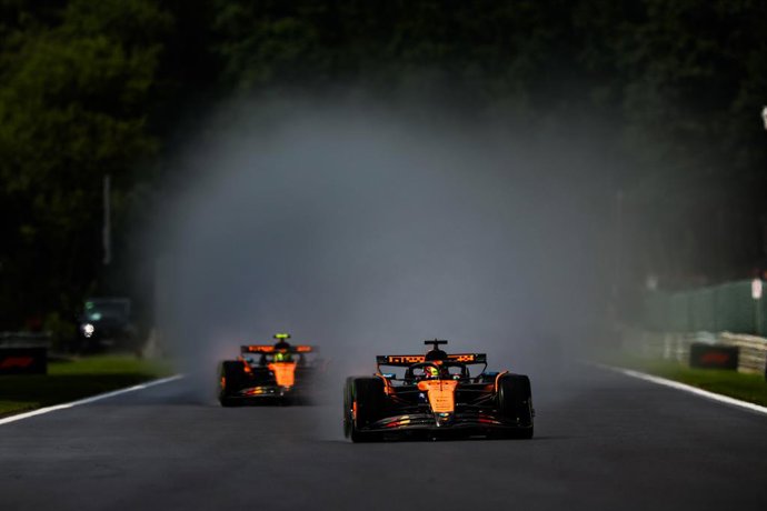 81 PIASTRI Oscar (aus), McLaren F1 Team MCL39, 04 NORRIS Lando (gbr), McLaren F1 Team MCL39, action during the 2025 Formula 1 Belgian Grand Prix, 13th round of the 2025 FIA Formula One World Championship from July 25 to 27, 2025 on the Circuit de Spa-Fran