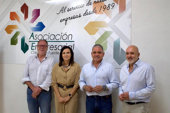 La delegada de Empleo, Empresa y Trabajo Autónomo, María Dolores Gálvez, en su encuentro con la Asociación Empresarial de la Colonia de Fuente Palmera y el alcalde.