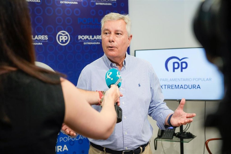 El diputado del Grupo Popular de la Asamblea de Extremadura Manuel Lozano atiende a los medios de comunicación
