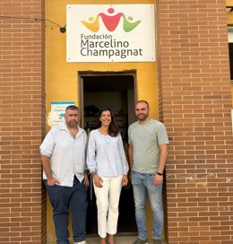 El coordinador de la fundación Marcelino Champagnat en Huelva, David Ibáñez; el responsable del Área de Proyectos, José Luis González Morgado; y la directora de la Fundación Atlantic Copper, Ángeles Sánchez Cueca.