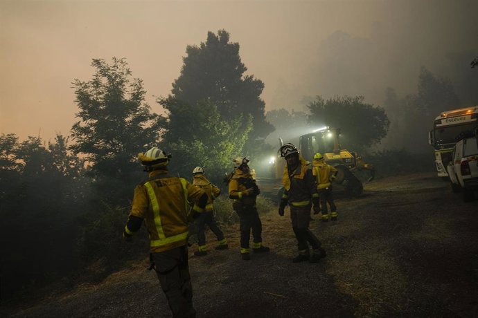 Varias personas trabajan en las labores de extinción, a 30 de julio de 2025, en A Cañiza, Pontevedra, Galicia.-