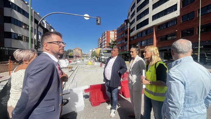 Visita a las obras del nuevo carril bici de la avenida de la Constitución de Burgos.