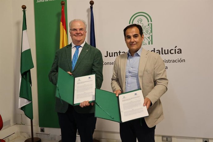 De izquierda a derecha, el presidente del Consejo General de Secretarios, Interventores y Tesoreros de la Administración Local (Cosital), Antonio Aragón, y el consejero de Justicia, José Antonio Nieto.