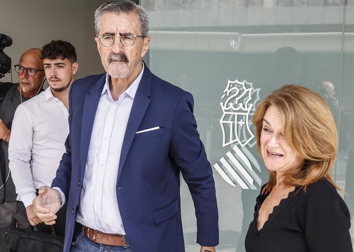 Archivo - Arxiu - L'exsecretari autonòmic de Seguretat i Emergències, José María Ángel (c)