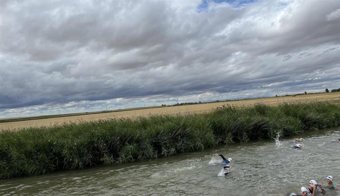Imagen de una pruebta del triatlón por el Canal de Castilla.