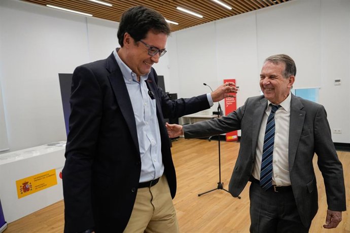 El ministro para la Transformación Digital y de la Función Pública, Óscar López, y el alcalde de Vigo, Abel Caballero, durante una reunión con los responsables de la empresa Sparc