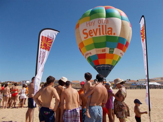 Archivo - Globo cautivo de la campaña 'Hay otra Sevilla' de Prodetur en las costas andaluzas y el Algarve portugués, en una imagen de archivo.