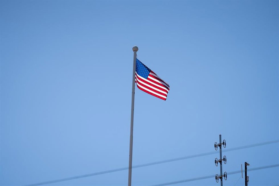 Archivo - Bandera de Estados Unidos en el Consulado de Estados Unidos.