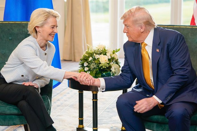 HANDOUT - 27 July 2025, United Kingdom, Turnberry: US President Donald Trump and European Commission President Ursula von der Leyen shake hands after they reached an agreement to settle a trade dispute over tariff hikes, at the Trump Turnberry golf course