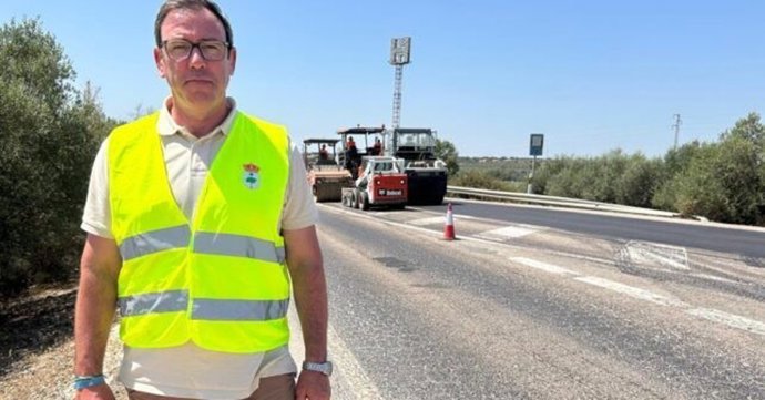 El alcalde de Chucena (Huelva), Antonio Manuel Rubio, en la carretera A-481.