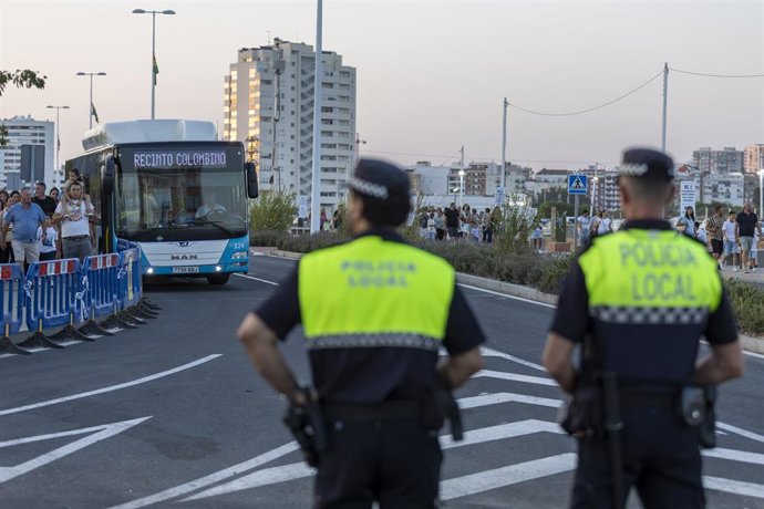 Agentes de la Policía Local en el recinto ferial de las Colombinas.