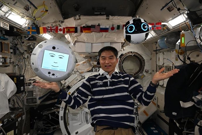 Los dos robos espaciales junto al astronauta japonés Takuya Onishi.