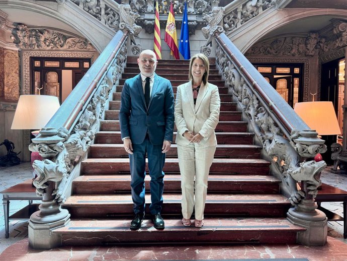 El delegat del Govern central a Catalunya, Carlos Prieto, i la degana de l'ICAB, Cristina Vallejo