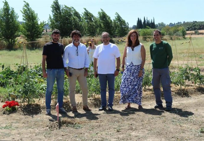 El diputado de Centros Asistenciales, Tercer Sector y Cooperación Internacional, Francisco José Martín,  junto a la concejala de Asuntos Sociales del Ayuntamiento de Ronda, Cristina Durán, entre otros.