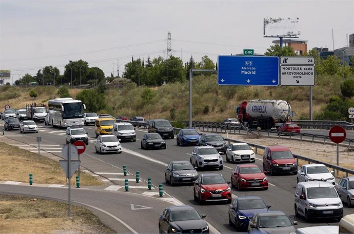 Varios vehículos en la A5, a 24 de julio de 2025, en Madrid (España). La Dirección General de Tráfico establece un dispositivo especial ante los 6,5 millones de desplazamientos previstos por carretera durante el puente de Santiago.