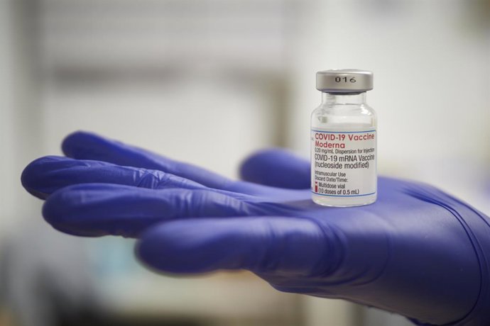 Archivo - Una profesional sanitaria sostiene un vial de la vacuna de Moderna contra la Covid-19 en el antiguo colegio de Maristas en Pamplona, donde el Servicio Navarro de Salud ha instalado uno de los puntos de vacunación, a 13 de agosto de 2021, en Pamp