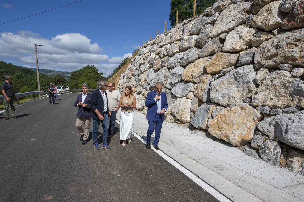 Inaugurada la mejora de la carretera de acceso a Pisueña,  una y mil veces  reivindicada por los vecinos