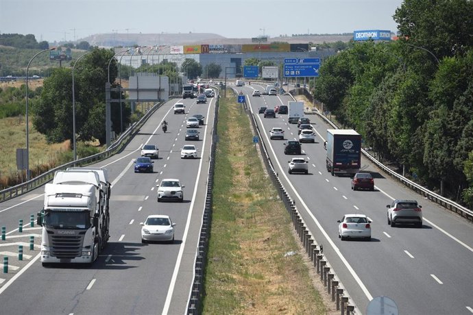 Vehículos en la autovía, el primer día de operación salida del verano 2025, a 4 de julio de 2025, en Madrid (España). La Dirección General de Tráfico (DGT)