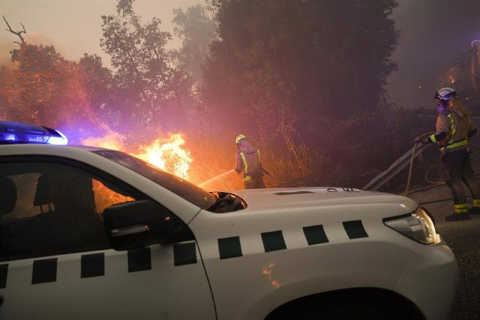 Varias personas trabajan en las labores de extinción, a 30 de julio de 2025, en A Cañiza, Pontevedra, Galicia (España). El municipio pontevedrés registra dos incendios simultáneos, que se han iniciado en la tarde de este miércoles. Uno de ellos, en la par