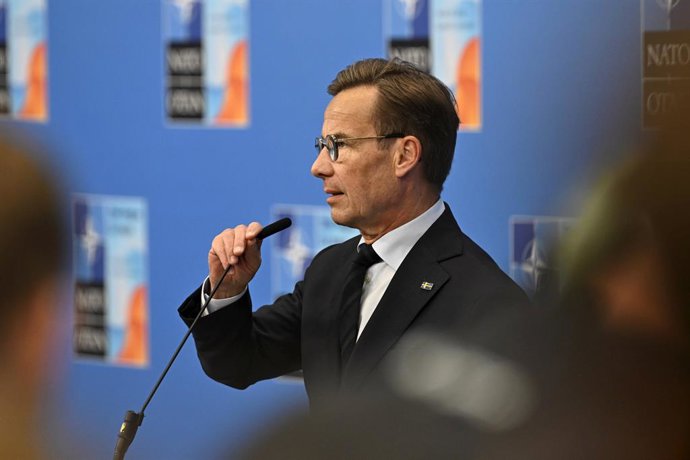 Archivo - 25 June 2025, Netherlands, The Hague: Prime Minister of Sweden Ulf Kristersson speaks to the media upon arriving for the meeting of the North Atlantic Council at the level of Heads of State and Government during the NATO summit in The Hague, the