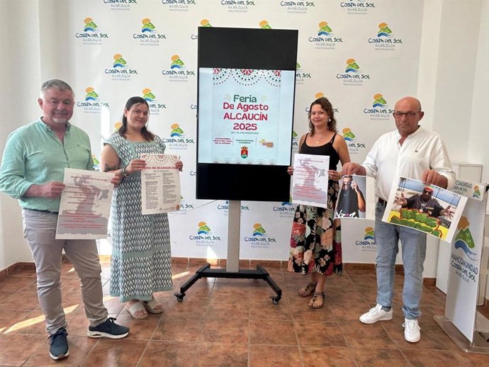 El presidente de la Mancomunidad de Municipios de la Costa del Sol Axarquía, Jorge Martín; el teniente alcalde de Alcaucín, Francisco Ríos; la concejal de Fiestas, Paula Núñez, y la de Turismo, Wendy Voorhaar.