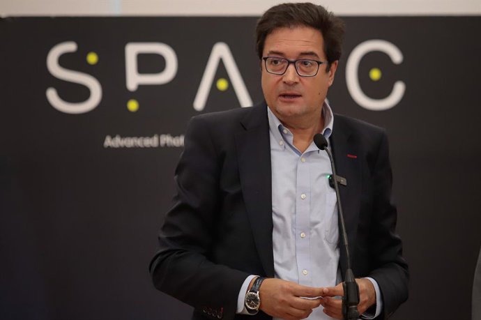 El ministro para la Transformación Digital y de la Función Pública, Óscar López, durante una reunión con los responsables de la empresa Sparc, a 31 de julio de 2025, en Vigo, Pontevedra, Galicia (España). Durante la reunión López ha conocido de primera ma