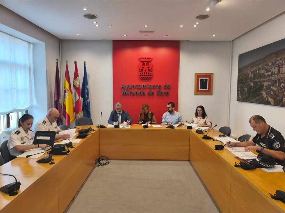 El subdelegado del Gobierno en Burgos, Pedro de la Fuente, en la reunión mantenida con el Ayuntamiento de Miranda de Ebro.